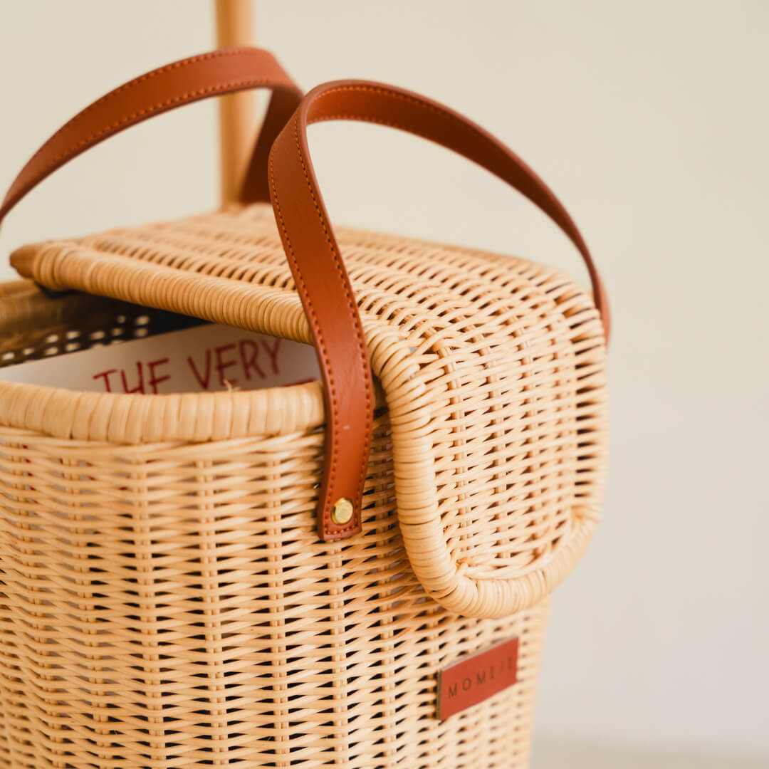 Close-up of the top opening of the shopping bag on the Eric Kids Shopping Trolley by MOMIJI.