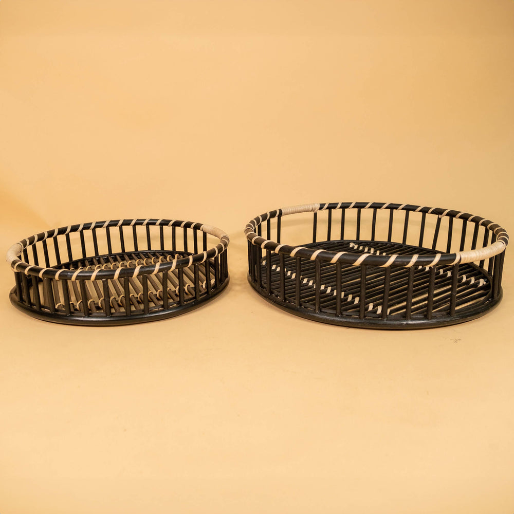 Large and small trays from the Maru Tray Set by MOMIJI displayed side by side.