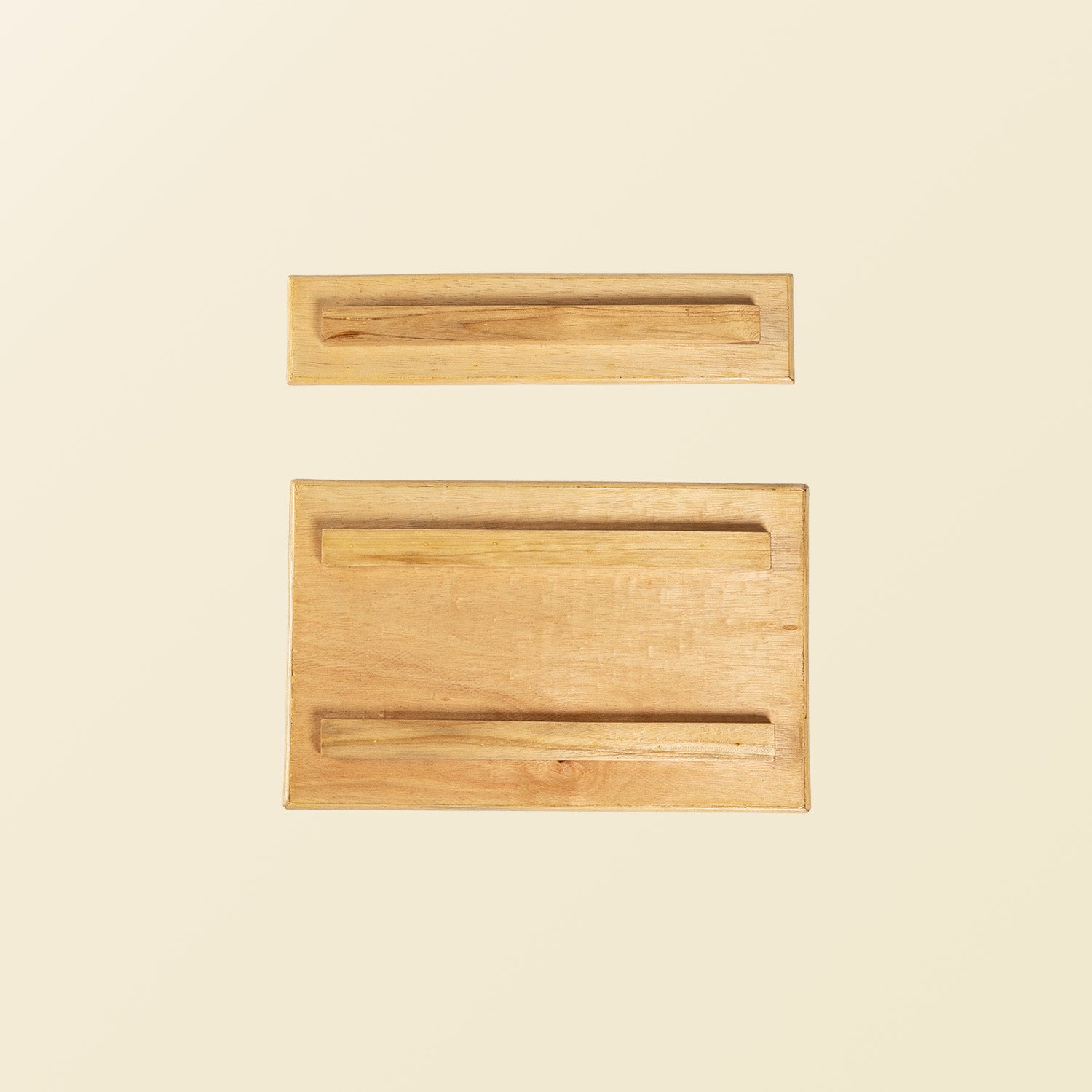 Back view of the woden board of the Leon Montessori learning tower by MOMIJI, showing the built-in support inside the adjustable step board for secure and safe placement.